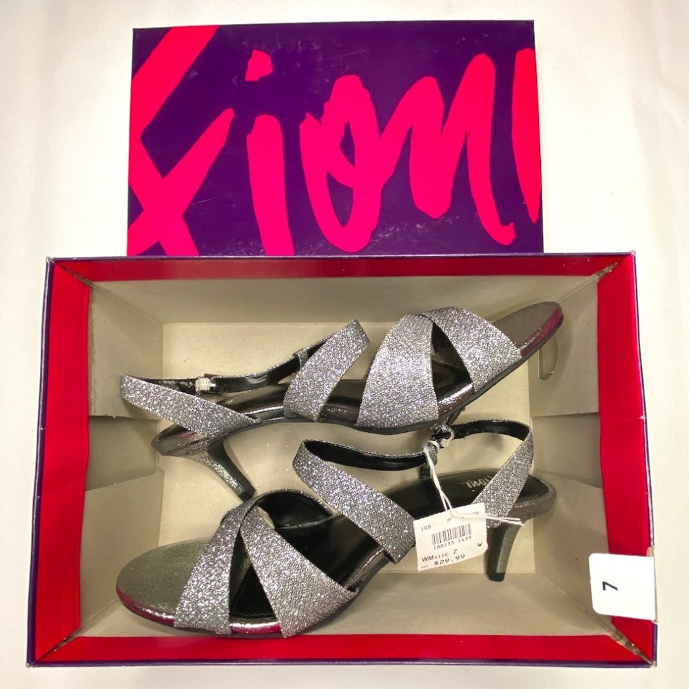 NIB/ NWT Grey Sparkly Heels